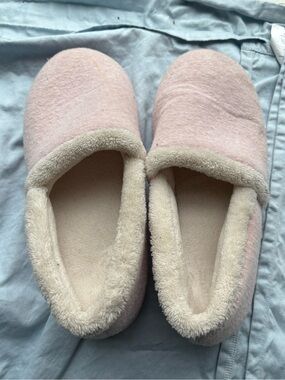 Isotoner pink slippers, size 5/6
